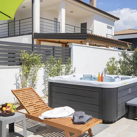 Gusto 4*.pool With Waterfall&jacuzzi. Willa